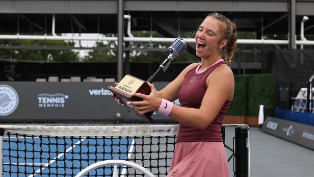 Kristina Liutowa (16) erhielt ein Mikrofon als Pokal in Memphis