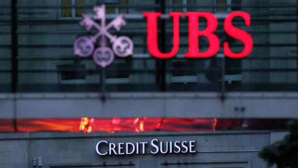 FILE PHOTO: Swiss bank UBS news conference in Zurich