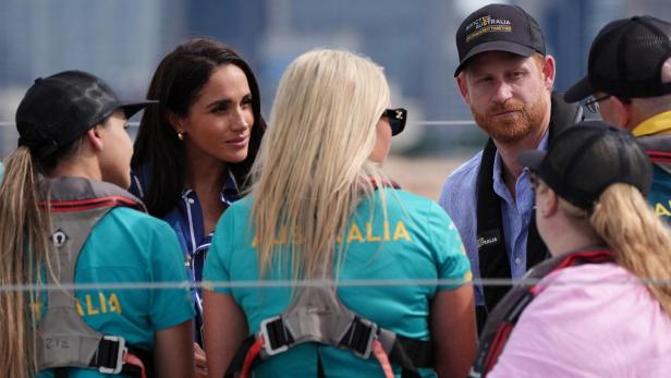 Prinz Harry und Meghan Markle unterhalten sich mit Mitgliedern des australischen Invictus-Games-Teams.