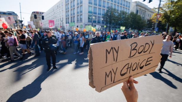 Das Recht auf Abtreibung spaltet die Gesellschaften. Hier zwei Demos in Berlin.