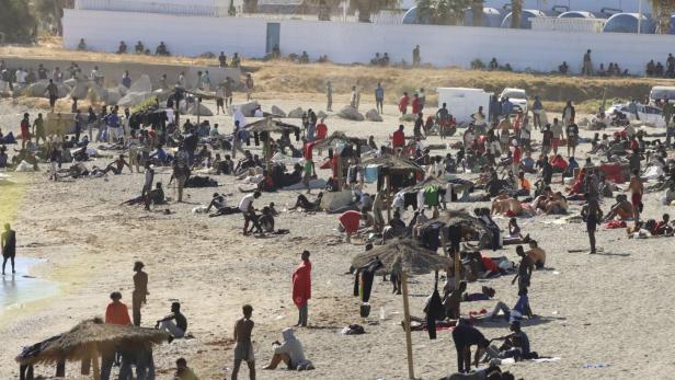 Migrants remain stranded in Ceuta