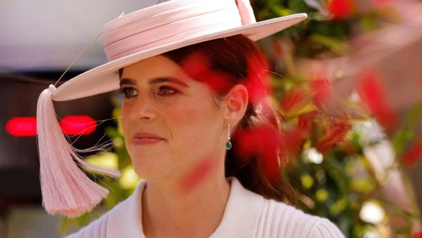 Prinzessin Eugenie trägt einen hellrosa Hut mit Quaste und ein weißes Oberteil.