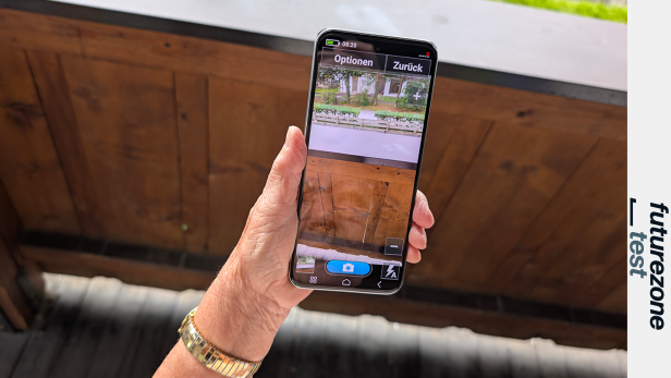 Das emporia Smart 8 wird von einer älteren Person gehalten