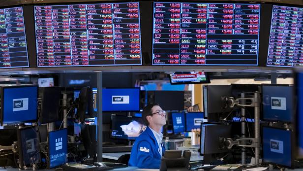 The Dow Jones loses nearly 1300 point