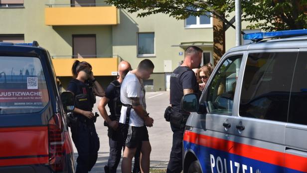 Der mutmaßliche Täter wird zur Tatortrekonstruktion geführt.
