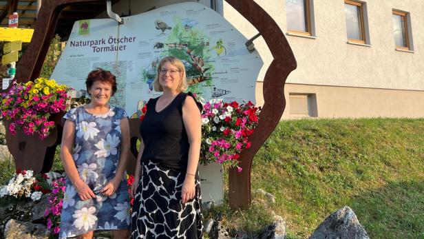 Martina Karl und Erika Pieber stehen vor dem Almhaus Hochbärneck in St. Anton an der Jeßnitz.