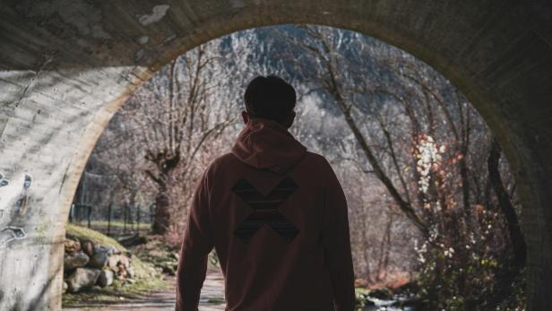 Junger Mann mit Hoodie