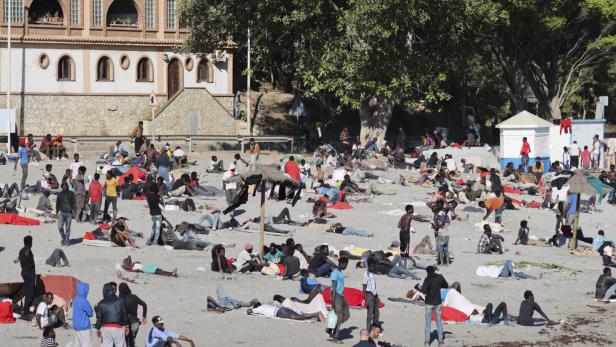 Migrants remain stranded in Ceuta