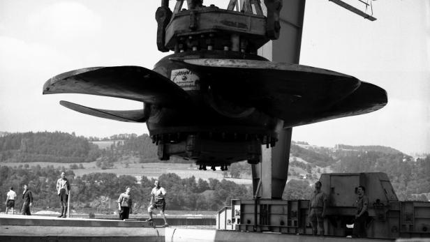 Historische Aufnahme vom Einbau einer Kaplan-Turbine in einem österreichischen Flusskraftwerk.