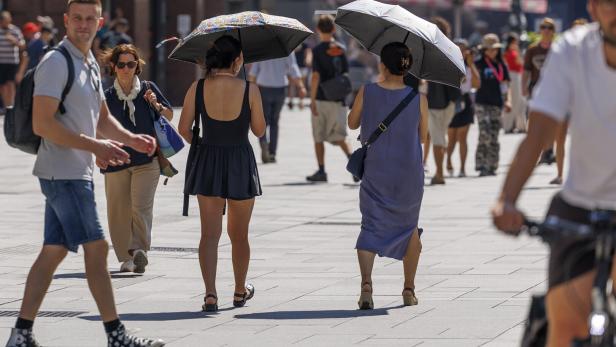 Themenbild Hitzewelle/Klimawandel, Regenschirm, Sonnenschirm,