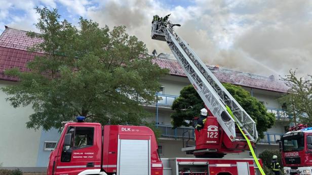 Feuerwehr mit Drehleiter im Einsatz 