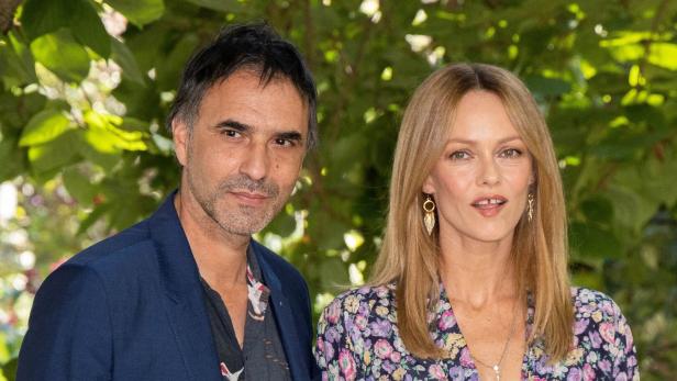 Samuel Benchetrit und Vanessa Paradis stehen nebeneinander vor einem grünen Hintergrund.