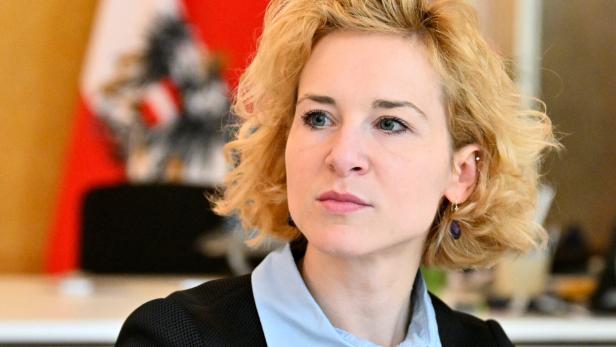 HINTERGRUNDGESPRÄCH "DOPPELBUDGET" MIT FRAUEN- UND WISSENSCHAFTSMINISTERIN HOLZLEITNER (SPÖ)