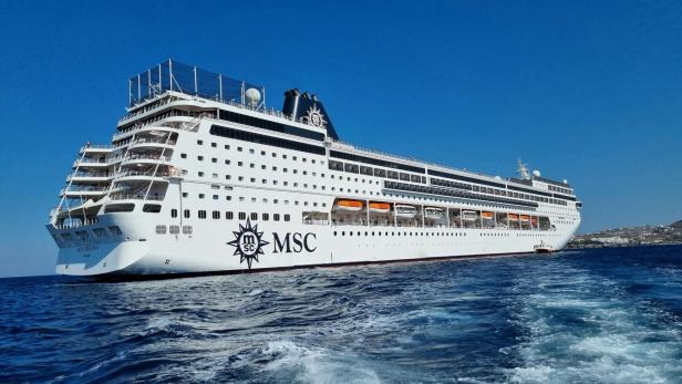 Großes MSC-Kreuzfahrtschiff mitten im Ozean