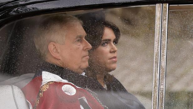 Prinz Andrew und Prinzessin Eugenie sitzen bei Regen in einem Auto.