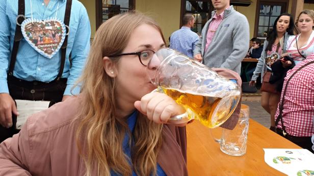 Stefanie Sargnagel trinkt ein Maß Bier