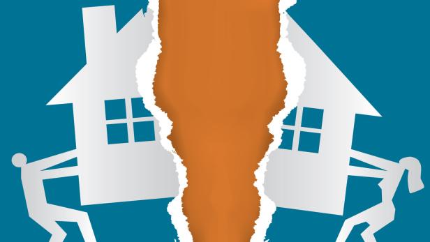 Zwei Strichfiguren ziehen an einem eingerissenen Haus mit orangefarbener Mitte.