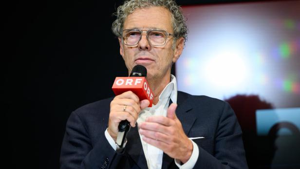 Heinz Lederer spricht mit ORF-Mikrofon bei einer Veranstaltung.