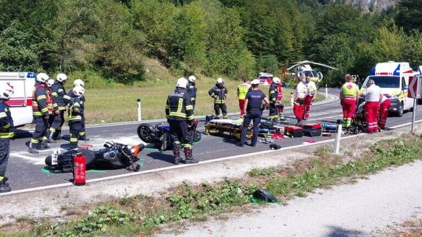 Rettungskräfte versorgen nach einem Motorradcrash zwei verunglückte Bikes auf einer Landstraße.