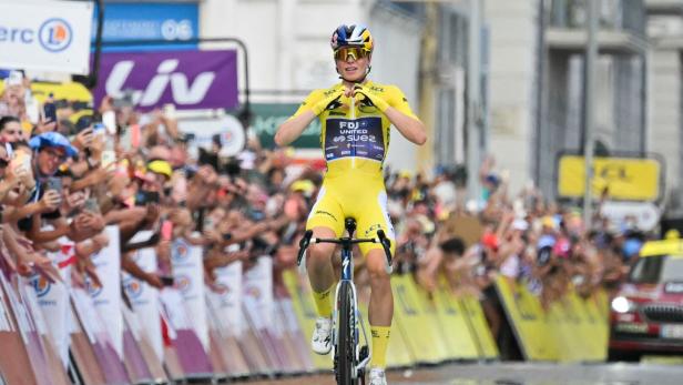 Demi Vollering fährt in Nizza über die Ziellinie.