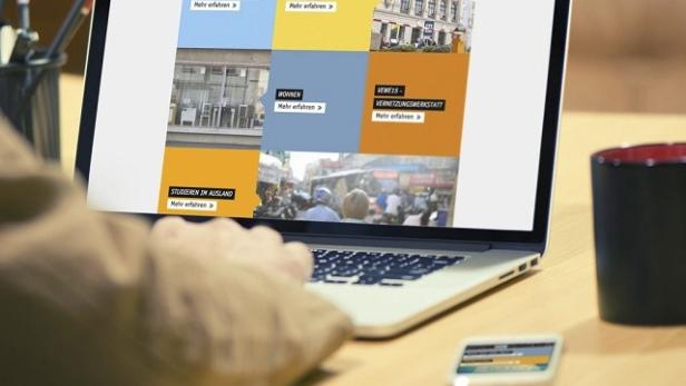 Eine Person benutzt einen Laptop mit einer Webseite mit verschiedenen Themenbereichen.