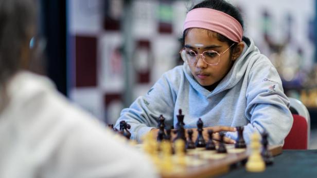 Schachspielerin Bodhana Sivanandan am Brett