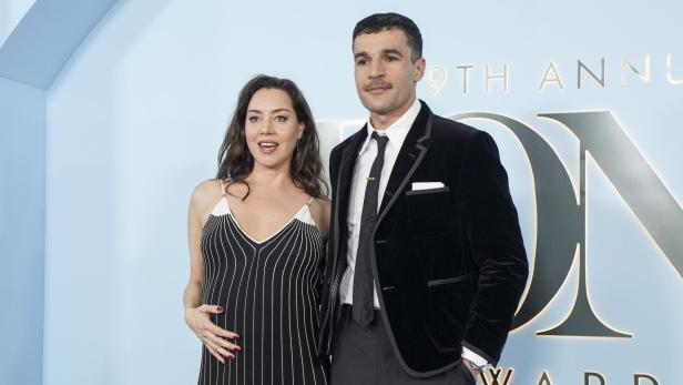 Aubrey Plaza und Jeff Baena posieren gemeinsam vor dem Hintergrund der 79th Annual Tony Awards.