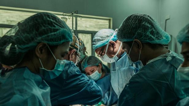 Ärzte und Pflegekräfte während einer Operation
