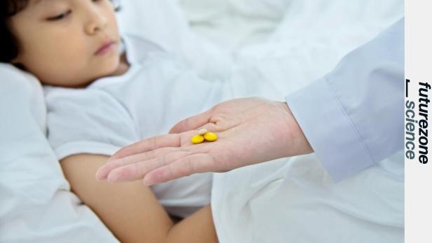Kranker Bub bekommt Tabletten