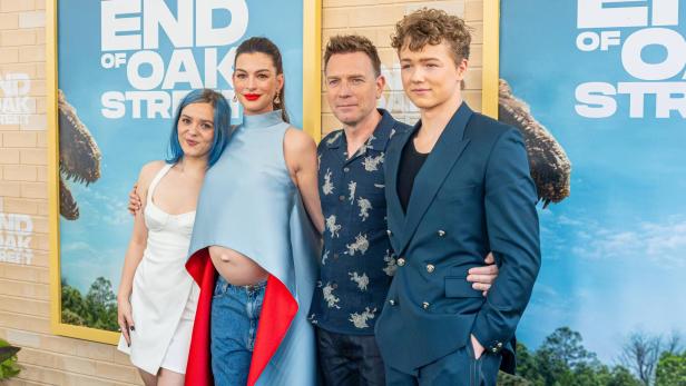 Anne Hathaway posiert mit Co-Stars bei "The End of Oak Street"-Premiere