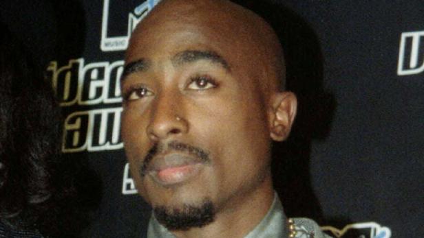 Tupac Shakur vor einem schwarzen Hintergrund mit dem MTV-Video-Music-Awards-Logo im Jahr 1996.