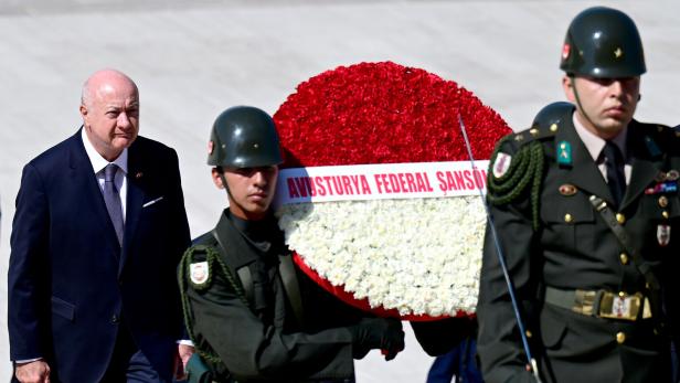 Bundeskanzler Stocker bei der Kranzniederlegung im Mausoleum von Atatürk in Ankara.
