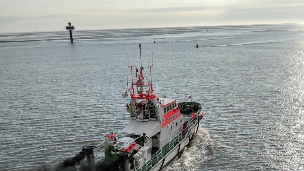 Rot-weißes Seenotrettungsboot der DGzRS tagsüber auf See
