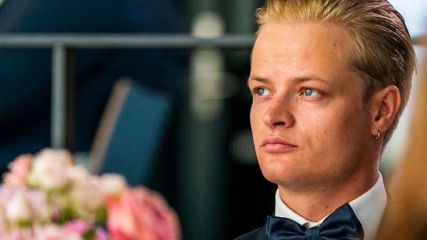 Marius Borg Høiby mit blondem Haar und Fliege blickt aufmerksam zur Seite.