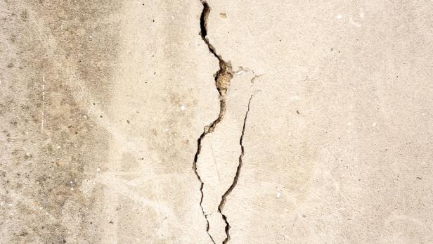 Risse in der Mauer