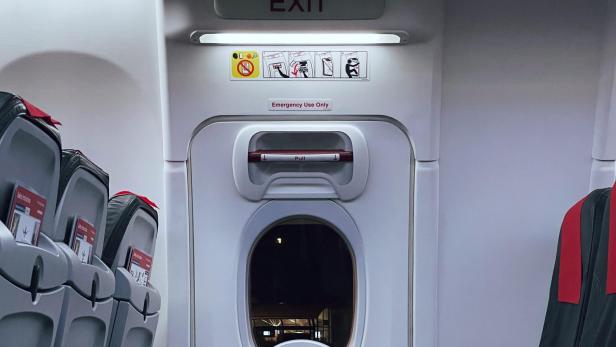 leere Sitz in einem Flugzeug neben einem Notausgang