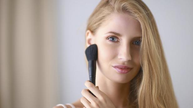 Rouge ist eines der beliebtesten Make-up-Produkte - und knifflig in der Anwendung.
