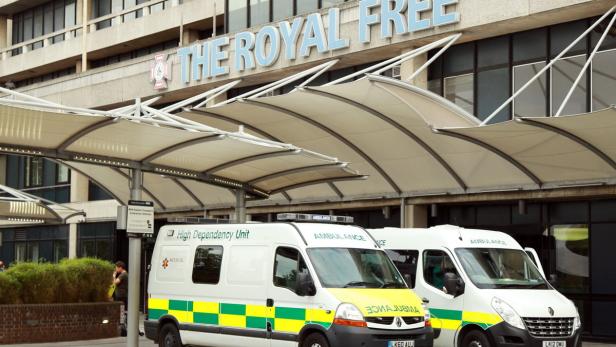 Zwei Krankenwagen stehen vor dem Royal Free Hospital.