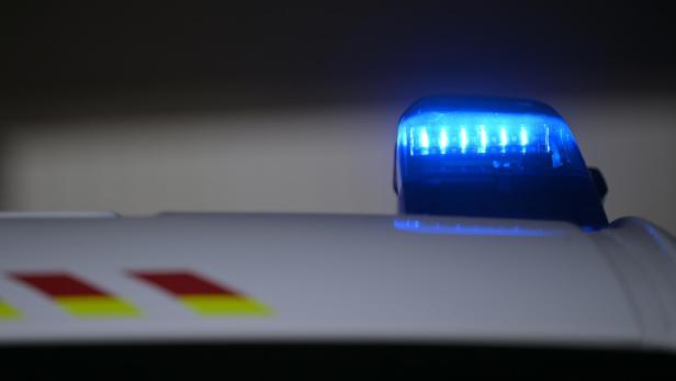 Blaues LED-Blaulicht auf einem Fahrzeugdach bei Dunkelheit.