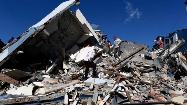 TOPSHOT-COLOMBIA-EARTHQUAKE
