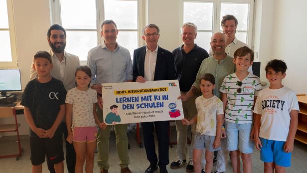 Eine Gruppe von Erwachsenen und Kindern in einem Klassenzimmer