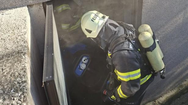 Löschtrupp bei Kellerbrand im Einsatz