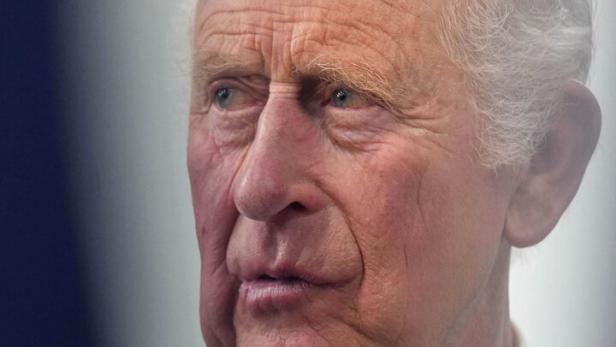 König Charles III. blickt mit ernstem Ausdruck zur Seite.
