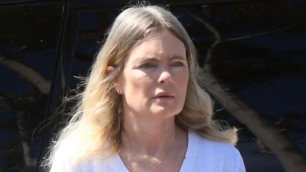 Erika Eleniak mit blonden Haaren ist ohne Make-up in der Öffentlichkeit unterwegs