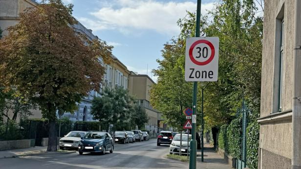 Ein Straßenschild "Tempo 30 Zone"