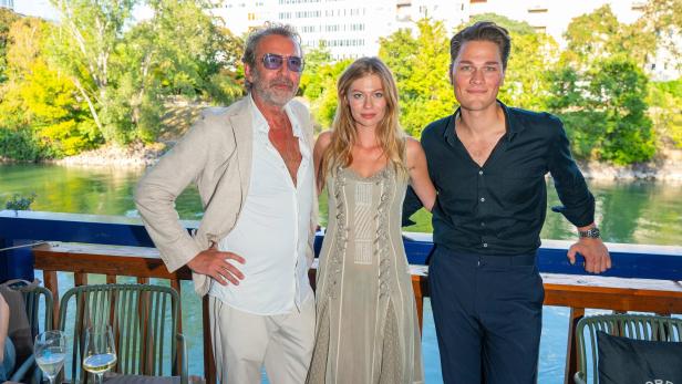 Zoë Straub steht mit ihrem Vater Christof Straub und Benny King bei der Präsentation von „Epos – die Rockoper“ an der Wiener Summerstage.