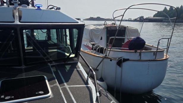 Ein Boot der Wasserschutzpolizei steht neben einem verlassenen Boot