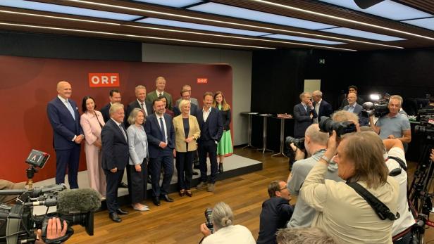 Die neuen Direktorinnen und Direktoren stehen fürs Foto zusammen