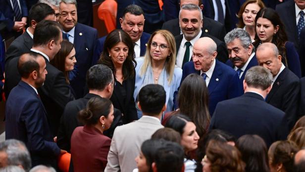 Devlet Bahçeli mit DEM-Abgeordneten  im Parlament.
