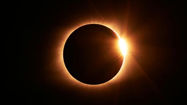 Partielle Sonnenfinsternis mit leuchtendem Sonnenrand.